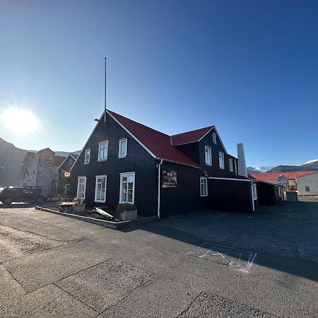 Taergesen Guesthouse Reydarfjordur Exteriör bild