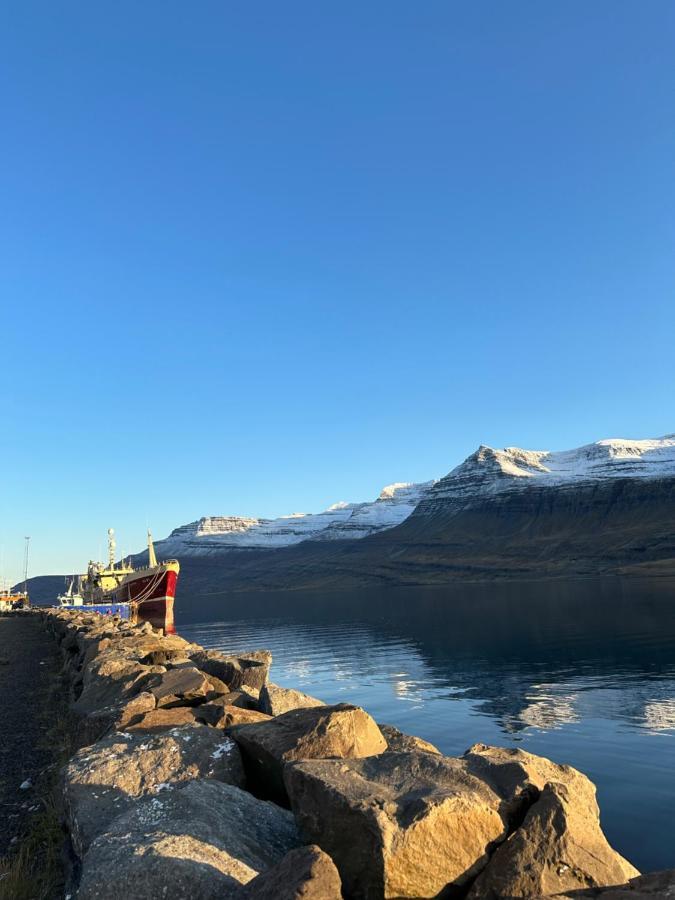 Taergesen Guesthouse Reydarfjordur Exteriör bild