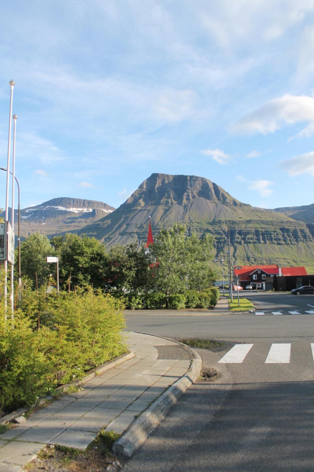 Taergesen Guesthouse Reydarfjordur Exteriör bild
